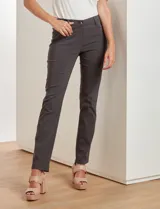 Pantalón recto color verde oliva, marca Zac & Rachel, modelo slim. Tiene pretina con pasadores, botón y cierre. Incluye tres bolsillos delanteros y dos bolsillos ojal en la parte trasera.