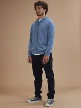 Campera con capucha de toalla color gris claro, con cierre completo y bolsillos frontales.