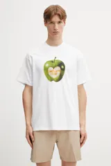 Remera blanca Carhartt WIP de manga corta y corte holgado, con estampa frontal de una manzana verde con un sector tallado en forma de corazón y la inscripción de la marca en su interior.