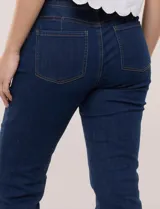 Pantalón jean tiro alto de corte recto y levemente entallado hacia los tobillos, con cinco bolsillos y dobladillo opcional en el ruedo.