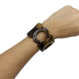 Pulsera elástica de resina color azul con círculos y rectángulos.