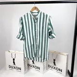 Camisa de manga larga con cuello mao y rayas verticales verdes y blancas.