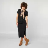 Vestido largo negro de corte recto, con cuello redondo y mangas cortas.