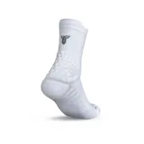 Medias deportivas de caña media color blanco, con diseño técnico que incluye refuerzos acolchados en la zona del talón y tobillo, y logo bordado en la parte superior.