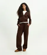 Pantalón recto de mujer confeccionado en una mezcla de algodón y poliéster con interior de felpa. Presenta cintura elástica con cordón ajustable y un corte holgado de pierna recta.