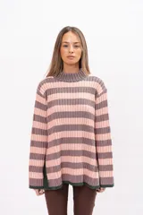 Buzo de tejido de punto con diseño de rayas horizontales en tonos rosado y gris oscuro, cuello alto y mangas largas con puños rectos.