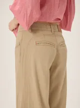 Pantalon de tiro medio alto, corte recto y amplio, con bolsillos delanteros y traseros, detalles de costuras visibles y confeccionado en mezcla de algodón y lyocell.