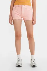 Short de jean estilo 501, de tiro medio y corte recto. Presenta un diseño clásico de cinco bolsillos, cierre de botones y bordes deshilachados en el ruedo.