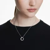 Collar plateado con dije circular adornado con circonitas blancas y una perla blanca en la parte superior. La cadena es fina y ajustable.