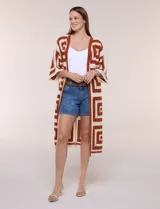 Cardigan largo confeccionado en tejido de punto calado estilo crochet, de color amarillo y blanco, con diseño geométrico de cuadrados, mangas amplias tipo kimono y corte abierto al frente.