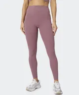 Calza deportiva de talle alto y diseño ajustado de color negro, sin costura frontal y con detalle de fruncido trasero para un mejor realce.