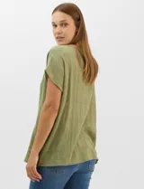 Blusa de corte fluido confeccionada en algodón con tejido texturizado de patrón a cuadros. Presenta mangas cortas caídas, escote redondo y cierre frontal con botones.