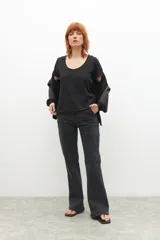 Remera blanca de manga corta con escote redondo amplio.