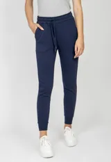 Pantalón de jogging negro con puños elásticos en los tobillos, bolsillos laterales y cordón ajustable en la cintura.