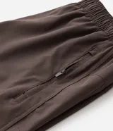 Bermuda deportiva Get Over para hombre, en color marrón, con cintura elástica, cordón de ajuste y bolsillos con cierre. Cuenta con tecnología Laser Cut en los laterales para mayor transpirabilidad.