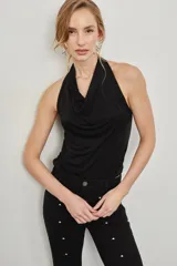 Top negro de diseño sin mangas con cuello halter drapeado.