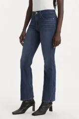 Jeans de tiro medio color azul oscuro, corte ajustado en la cadera y muslo, con pierna bootcut.