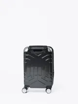 Valija rígida negra con diseño geométrico, manija extensible y cuatro ruedas con giro de 360 grados.