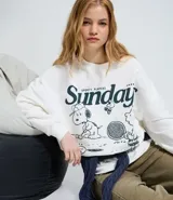 Buzo de algodón con felpa, color blanco, con cuello redondo y mangas largas. Presenta un estampado frontal con el personaje Snoopy y la palabra 'Sunday'.