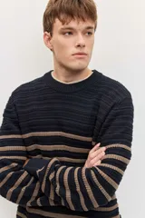 Sweater de punto con rayas horizontales en tonos azul marino y tostado, con cuello redondo, mangas largas y puños y dobladillo acanalados.