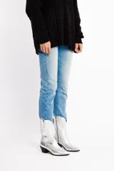 Botas tejanas de cuero plateado con taco bajo y cierre lateral.