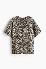Remera oversized de punto de algodón con estampado de leopardo, cuello redondo ribeteado, hombros caídos y bajo recto.