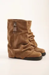Botas marrones de cuero con caña arrugada, suela track y detalle de candado plateado.