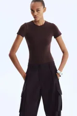 Body de manga corta color marrón oscuro, con escote redondo y corte alto en la entrepierna.