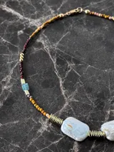 Gargantilla con cuentas de ojo de tigre, hematita, turmalina, separadores en oro laminado 14k (Goldfilled) y tres perlas centrales irregulares.