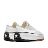 Championes Converse Run Star Hike OX de caña baja, color blanco, con suela de plataforma gruesa con diseño dentado en marrón y negro.