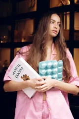 Conjunto de pijama azul a rayas blancas, compuesto por camisa de manga corta con botones y pantalón largo de corte amplio.