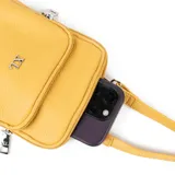 Bandolera pequeña de diseño rectangular con textura granulada, color amarillo, con compartimento frontal con cierre y correa ajustable. Incluye logo metálico de la marca en el frente.