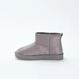 Botas cortas de estilo casual en color gris, confeccionadas en material tipo antelina con interior forrado en pelo sintético y suela plana dentada.