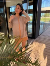 Sweater de tejido fino de viscosa color beige, ideal para el verano. Tiene una tira vertical de cuero ovino en el centro.