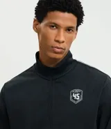 Saco deportivo Get Over de cuello alto con cierre frontal por cremallera. Presenta diseño en color bordó con rayas laterales contrastantes en los hombros y mangas, puños y bajo con acabado en rib, y estampa localizada en el pecho.