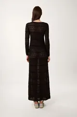 Vestido largo de punto calado color negro, con mangas largas y escote en pico con cierre de lazada.