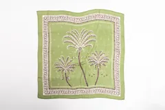 Bandana de viscosa color verde con estampado de palmeras y detalles ornamentales en tonos blancos y marrones.