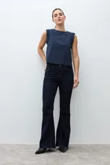 Jean oxford de tiro alto color azul oscuro, con bajo deshilachado.