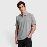 Remera polo gris de piqué de algodón, de manga corta, con cuello camisero y cartera de botones frontal.