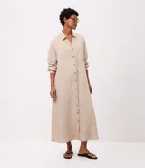 Vestido largo chemise negro de Marfinno, confeccionado en mezcla de lino y viscosa. Presenta diseño recto, cuello camisero, botonadura frontal completa, bolsillos laterales y mangas largas con puños.