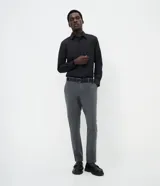 Camisa de microfibra de manga larga color negro, de calce regular, con cuello camisero y cierre frontal con botones. Incorpora tecnología Easy Care para un secado rápido y menor formación de arrugas.
