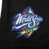 Camiseta de béisbol estilo jersey, color negro, con cierre frontal de botones, mangas cortas y el logo de los New York Yankees bordado en el frente.
