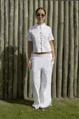 Pantalón blanco con estampado floral, de corte palazzo y cintura alta.