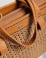 Cartera tipo tote bag color habano, combinando cuerpo de tejido texturizado tipo red y detalles en cuero sintético con costuras en contraste. Cuenta con doble asa corta de mano y correa larga ajustable y desmontable. Incluye aplique metálico con el logo de la marca en el frente.