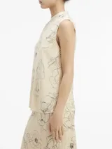 Remera de tirantes color crema con estampado de flores negras, cuello redondo y corte recto.