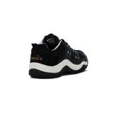 Championes deportivos Diadora modelo Alpaca, color blanco con detalles en beige y marrón claro. Presentan una silueta robusta de estilo 'chunky' con cordones trenzados y suela gruesa de goma color crema.