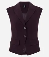 Chaleco femenino de sastrería con diseño estructurado tipo hourglass, solapa clásica, cierre frontal con dos botones y bolsillos con solapa. Cuenta con recortes que definen la cintura y forro interno.