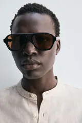 Camisa negra de lino y algodón, corte relaxed fit, cuello mao, manga larga con puños abotonados y cierre frontal con botones.