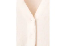 Cardigan de punto color marfil, con cuello en V, mangas largas y cierre frontal con botones oscuros.
