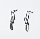 Par de aros colgantes plateados con eslabones rectangulares.